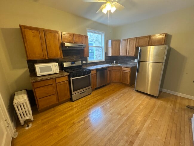 Building Photo - 6208 N Artesian Ave