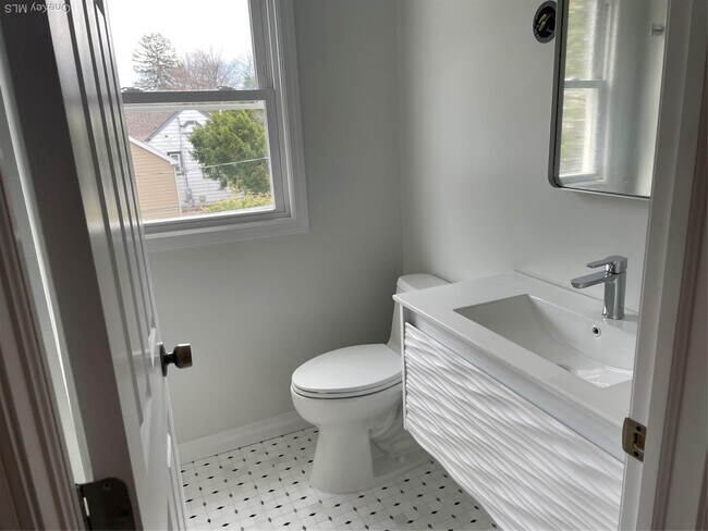 Building Photo - 9 Damson Ln