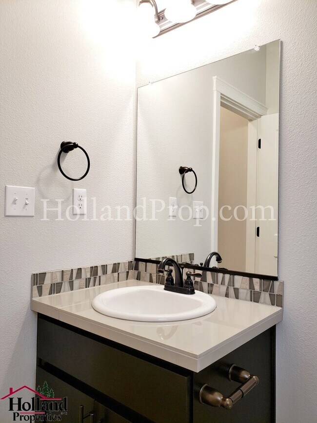 Building Photo - Spacious & Stylish 4-Bedroom Home with Mod...
