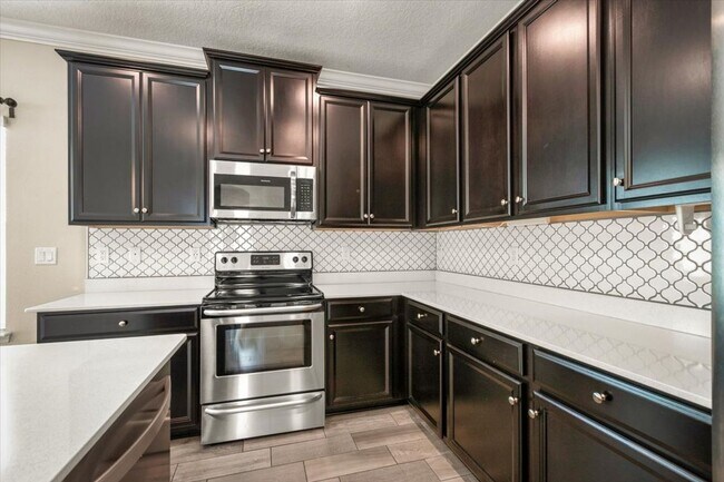 Building Photo - Beautiful 3/2 with Fully Fenced Backyard a...