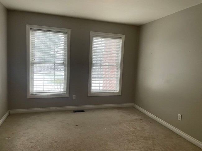 Building Photo - 2 master suites with walkin closets, singl...