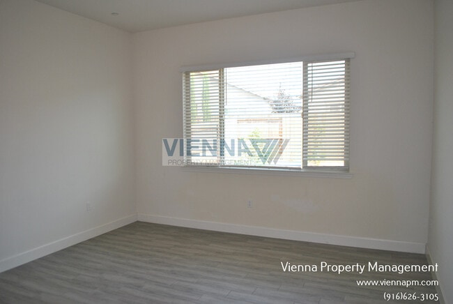 Building Photo - 2128 Somers St