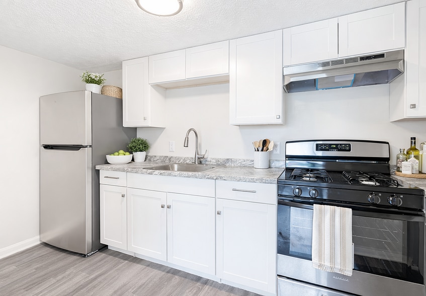 Modern kitchen with bright decor - Lexington Springs Apartments