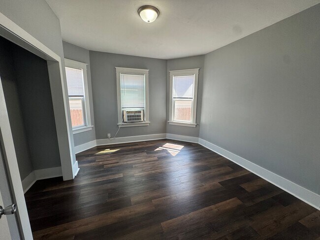 Building Photo - Updated 3 Bedroom Home in Moline