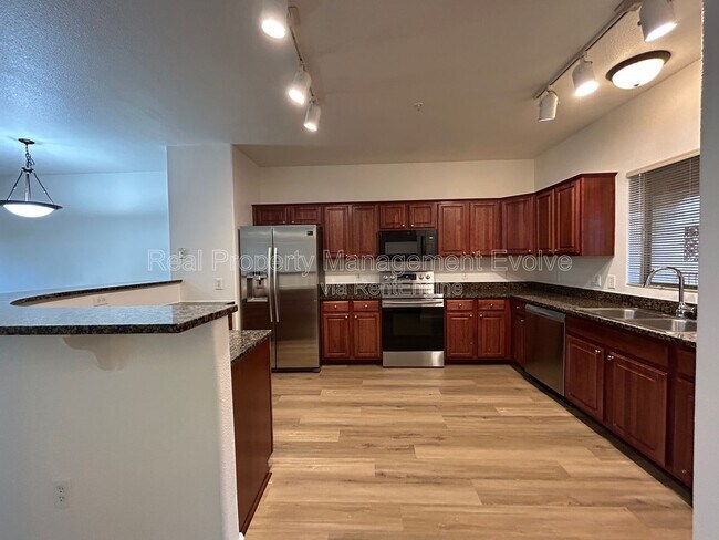 Building Photo - 920 E Devonshire Ave