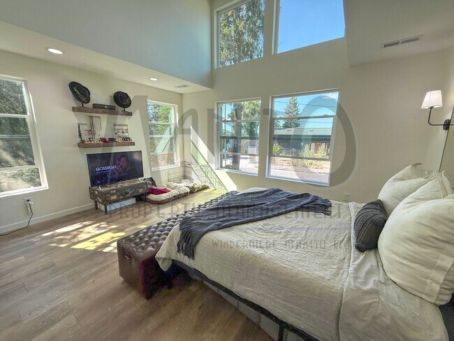 Building Photo - Beautiful Townhouse Steps From Centennial ...