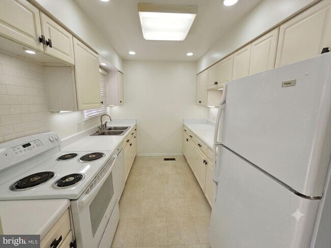Building Photo - 6908-6910 Ten Timbers Ln