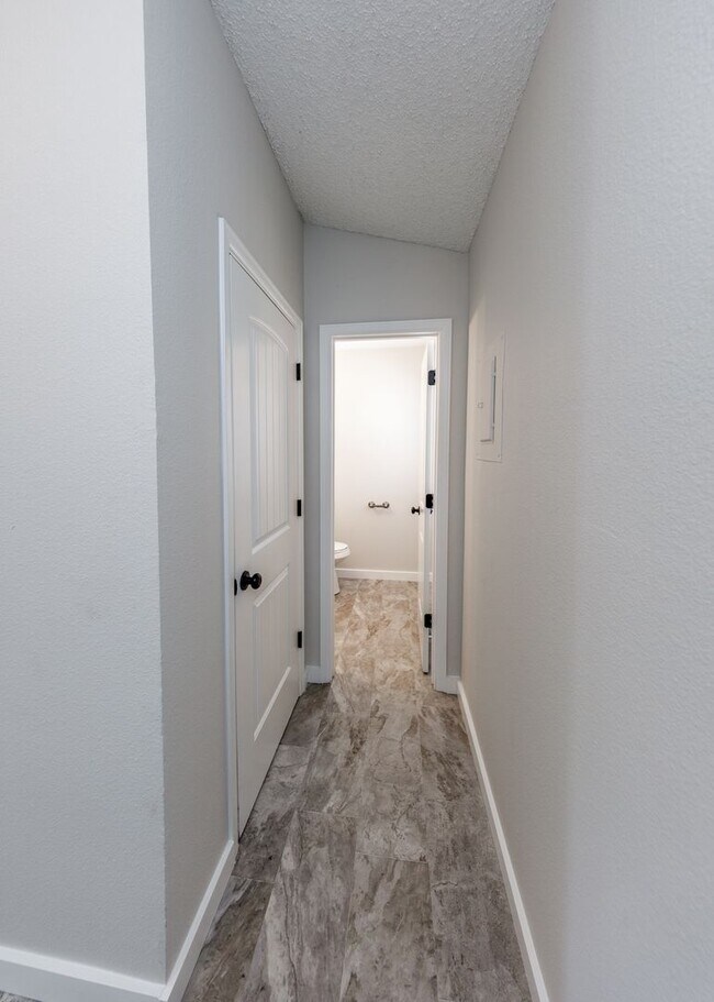Building Photo - Lovely End Unit 2 Bed Condo, Centrally Located