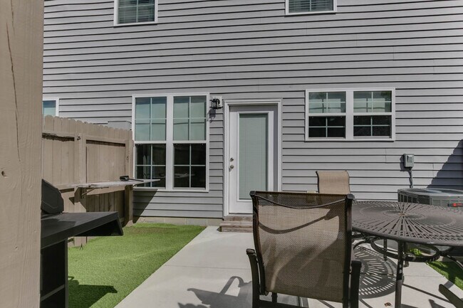 Building Photo - 2416 Trafton Pl