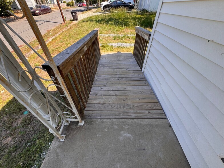 Building Photo - 1303 N Jackson Ave