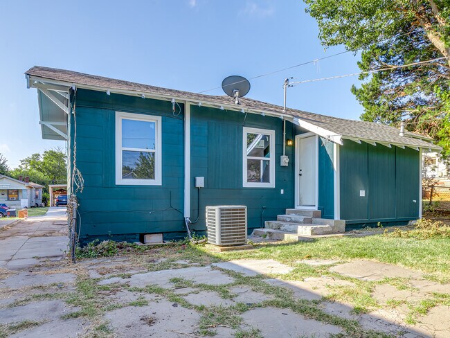Building Photo - 1723 W Park Pl