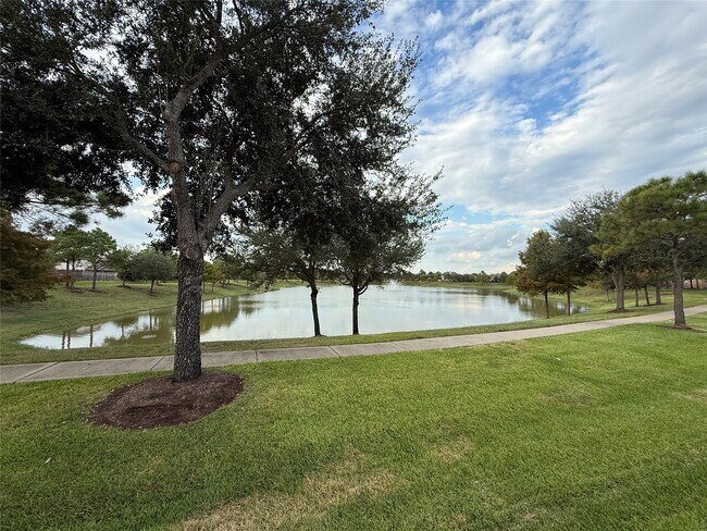 Building Photo - 13115 Southern Valley Dr