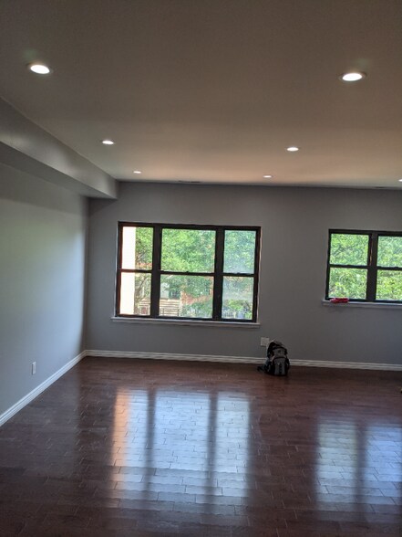 Building Photo - 613 Kosciuszko St