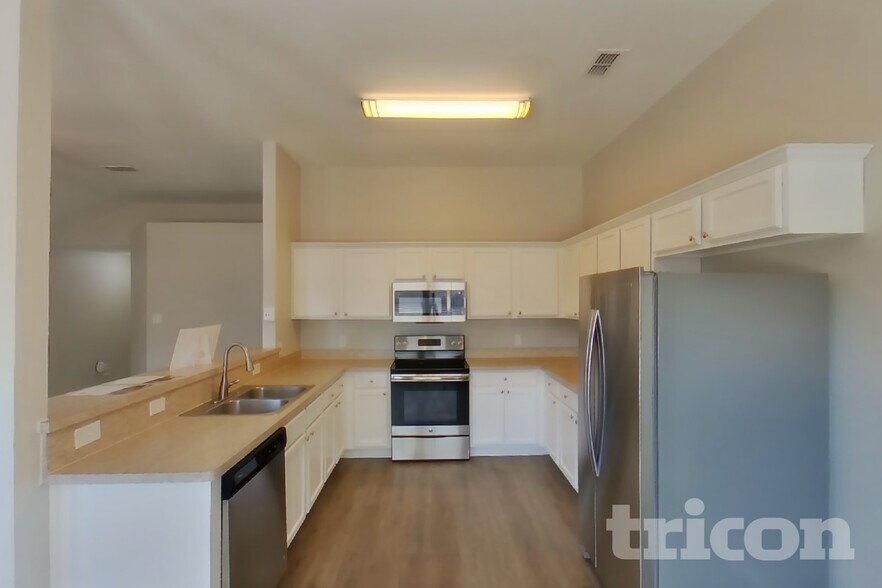 Building Photo - 1584 Sandhurst Dr