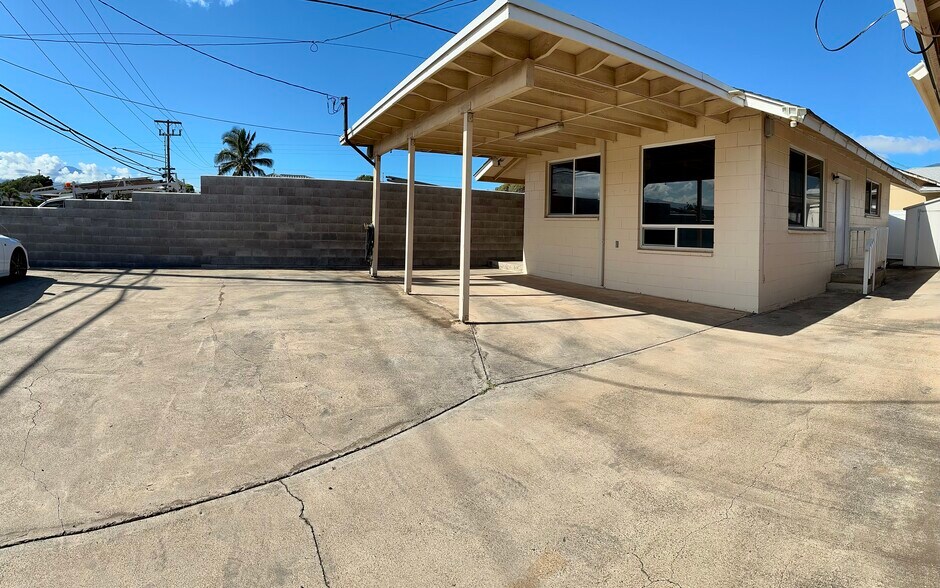 Carport with additional parking for guests - 200 Lono Ave