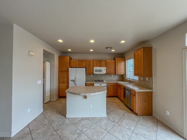 Building Photo - 2156 Summer Home St