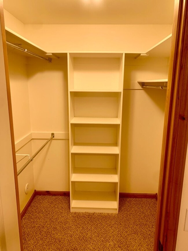 Building Photo - 3 bedroom 2 bath townhome