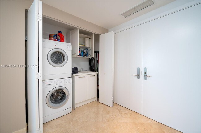 Building Photo - 1331 Brickell Bay Dr