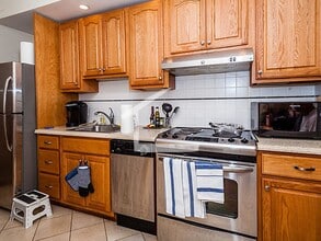 Building Photo - Nicely renovated, pet friendly 2 bed in the heart of Beacon Hill.