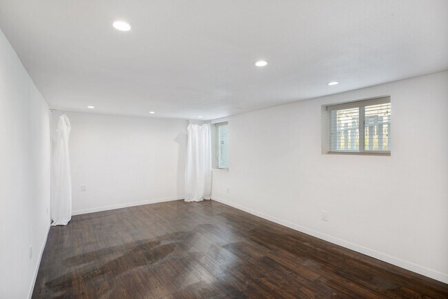 Building Photo - THREE BEDROOM / TWO BATH HOME IN NICE NEIG...