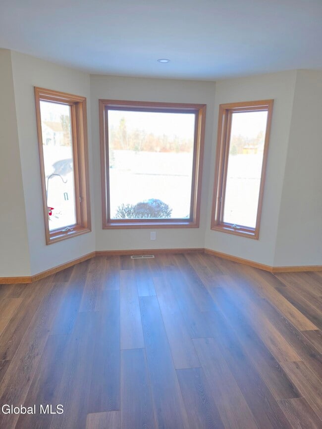 Building Photo - 7 Pineview Ct