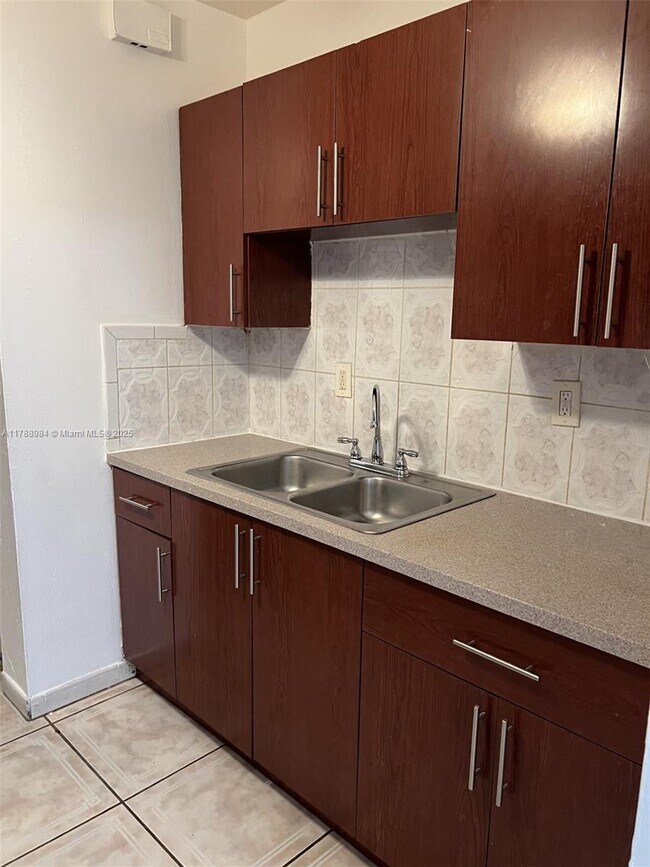 Building Photo - 3 bedroom in North Miami FL 33161