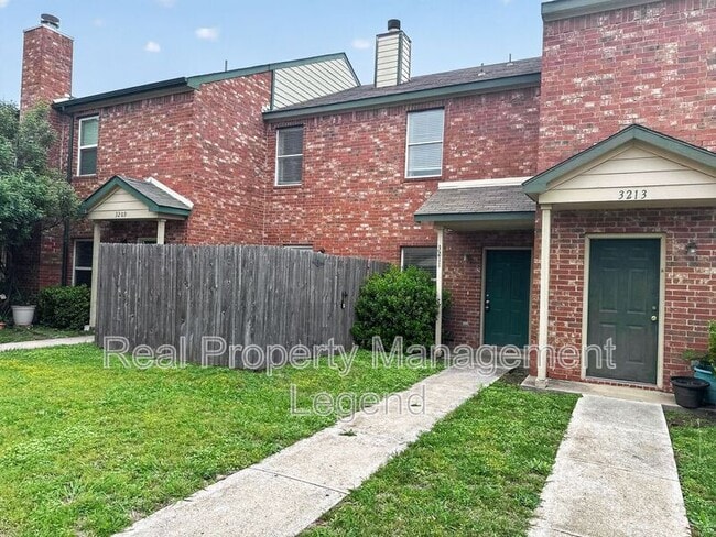 Building Photo - 3211 Roundtree Ln