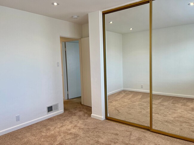 Building Photo - Sparkling 2 Bedroom 1.5 Bath - Nicely upda...