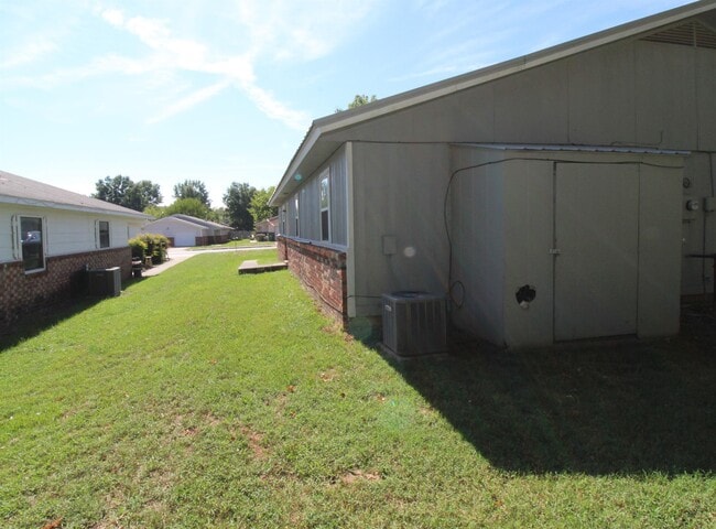 Building Photo - 1908 Sycamore Pl