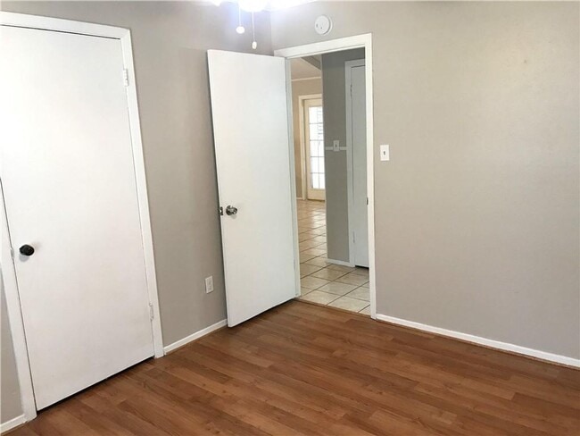 Building Photo - 5 Bedroom 3 Full Baths on the Southside