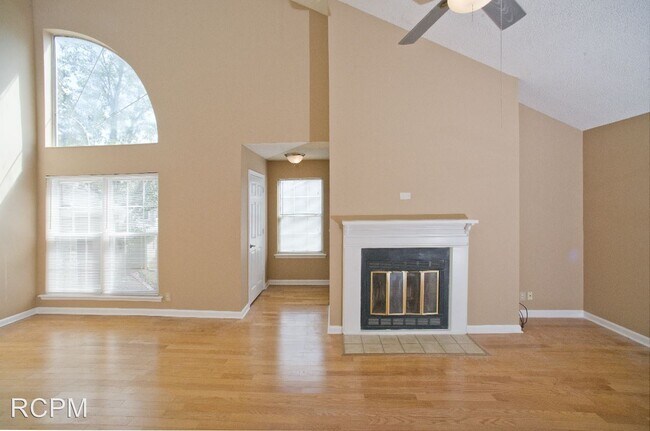 Building Photo - 2 br, 2 bath House - 1039 Stones Throw