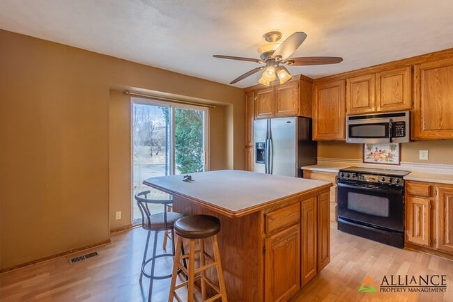 Building Photo - Amazing, Spacious Home! Pet Friendly! New ...