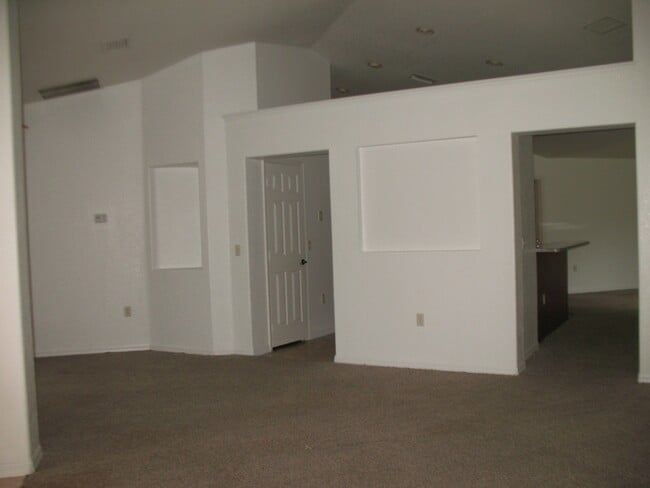 Building Photo - GREAT LOCATION! Four bedrooms, 3 Baths, Family Room