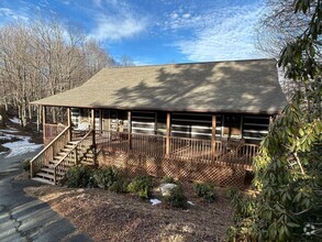 Building Photo - Spacious Log Home, Close to Campus, and wi...