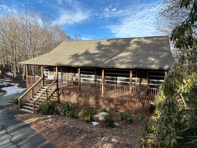 Primary Photo - Spacious Log Home, Close to Campus, and wi...