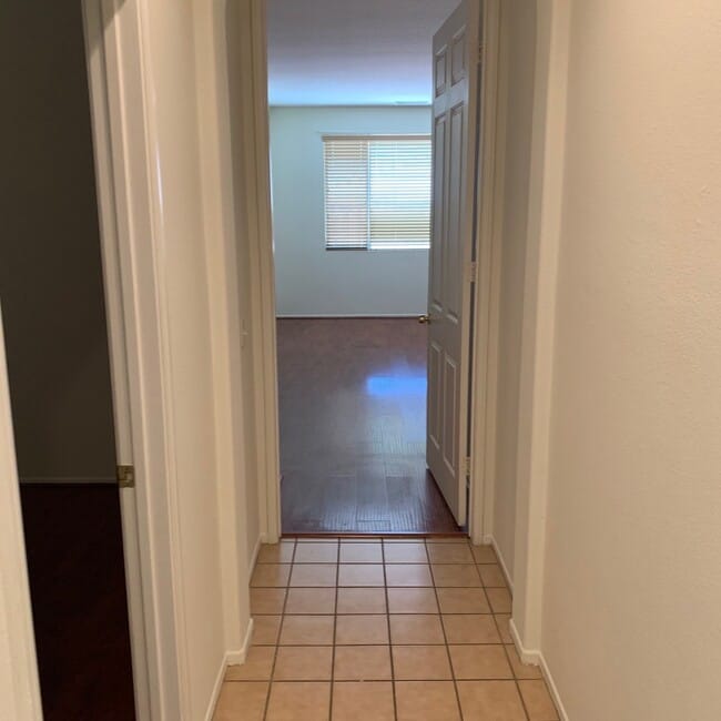 Building Photo - 4 BEDROOM VICTORVILLE HOME