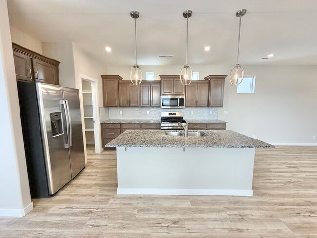 Building Photo - Beautiful 3 Bedroom Home In Desert Color!