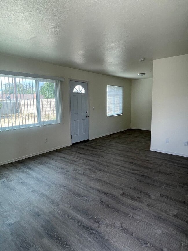 Building Photo - 3 Bedroom 1 Bathroom Great Single Story!