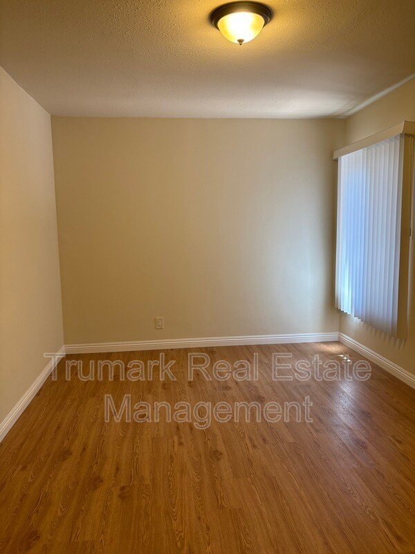 Building Photo - 1204 E Lexington Dr