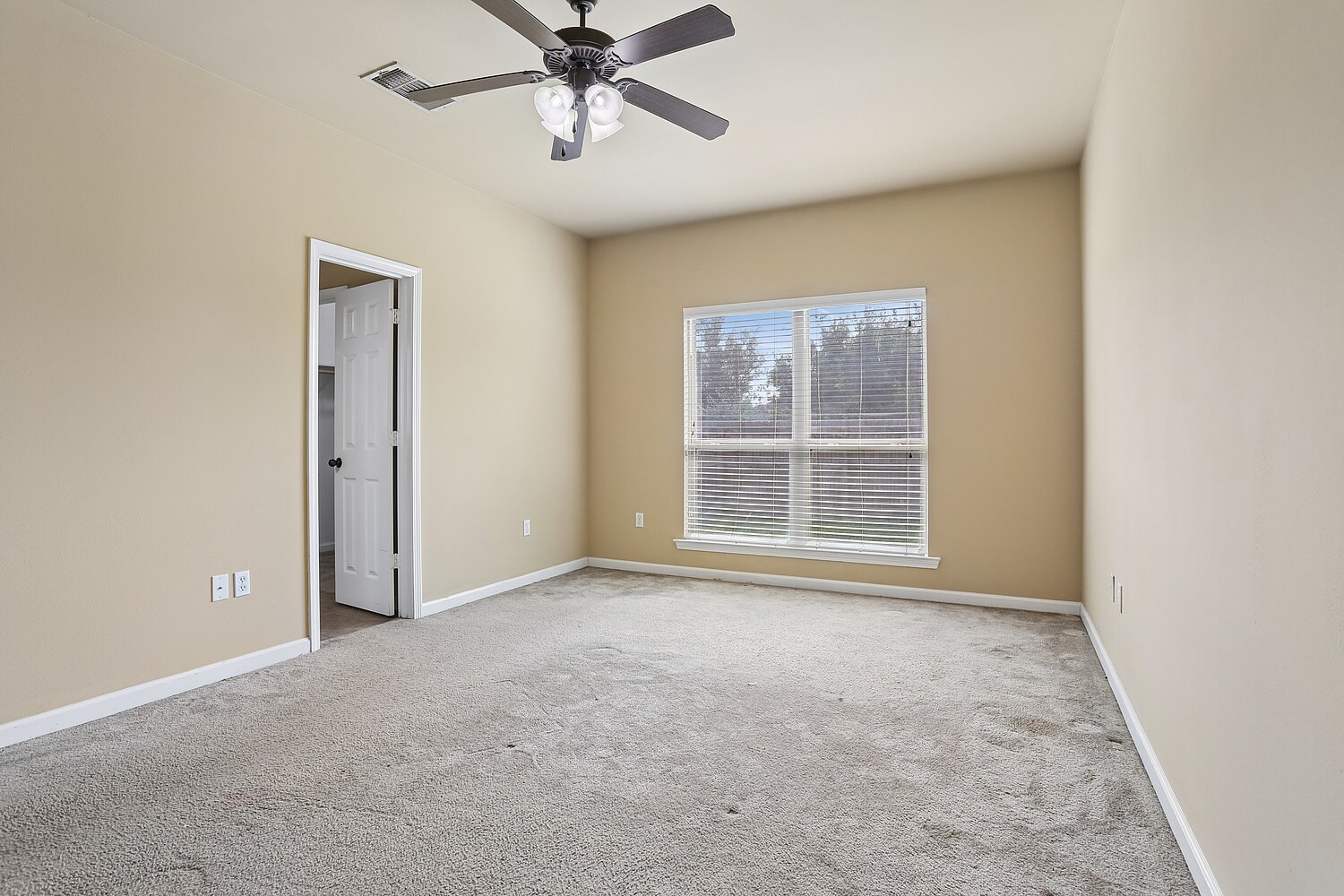 Building Photo - 17049 Jamestowne Dr