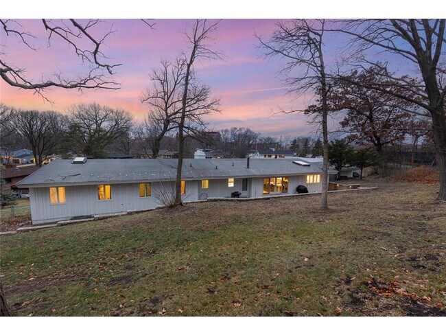 Building Photo - 1345 Fairlawn Way