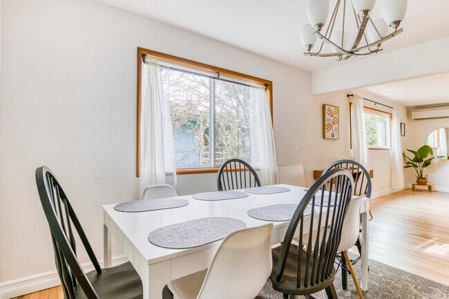 Building Photo - 3201 SW Sherwood Pl