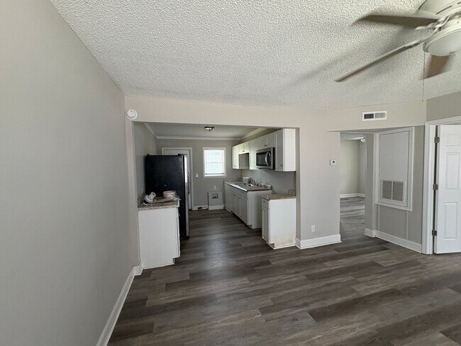 Building Photo - Bragg Court Apartment Available NOW!!