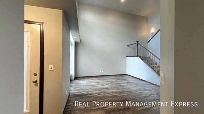 Building Photo - Modern 3 Bed, 2.5 Bath with Loft | Located...