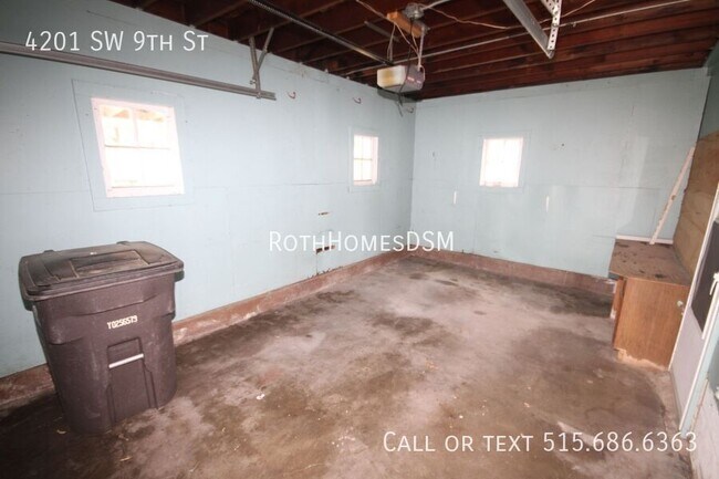 Building Photo - 4201 SW 9th St