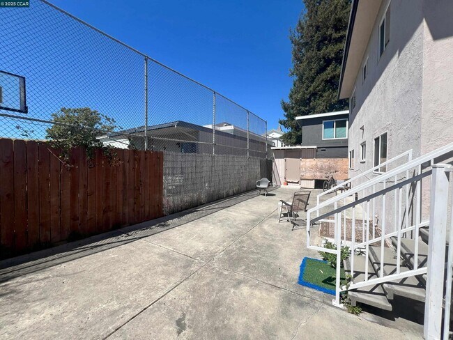 Building Photo - 2134 McGee Ave