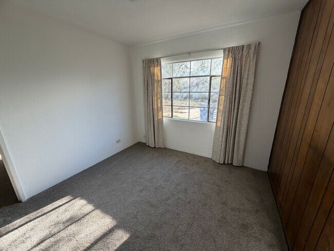 Building Photo - 3 Bedroom Home w/Large Backyard