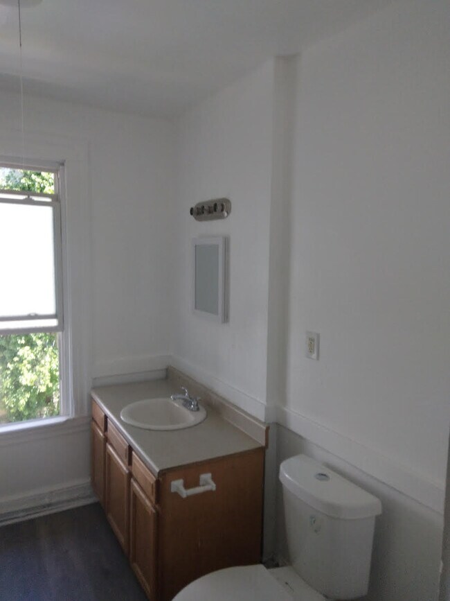 Building Photo - 215 Willow St