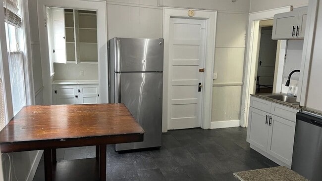 Building Photo - 825-827 Westcott Street