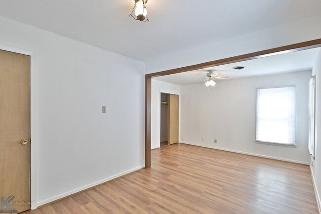 Building Photo - 3 bed/1.5 bath, 2 living home
